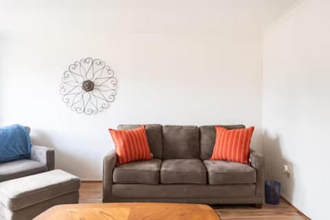 Spacious peaceful rm in home No Car No problem House in Westland