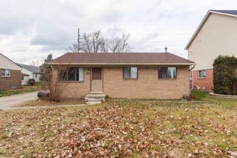 Room 20 mins to U of M House in Westland