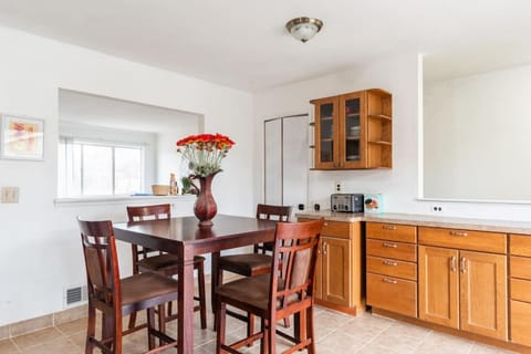 Cozy home in 5 star Livonia Westland neighborhood House in Westland