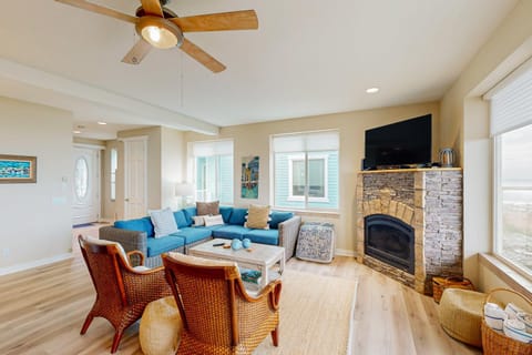 Waves & Wonder House in Gold Beach