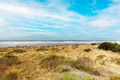 Waves & Wonder House in Gold Beach