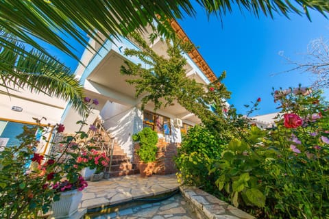 Property building, Facade/entrance, Garden