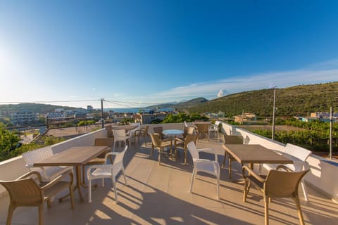 Restaurant/places to eat, Balcony/Terrace