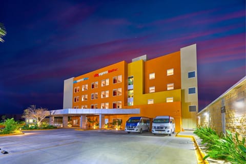 City Express Suites by Marriott Cabo San Lucas Apartahotel in Cabo San Lucas