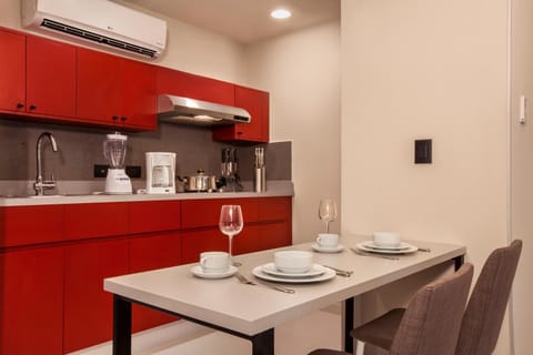 Coffee/tea facilities, Kitchen or kitchenette, air conditioner