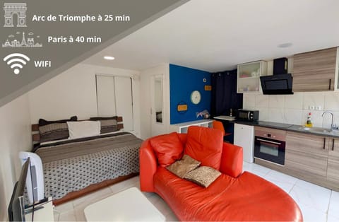 Bed, TV and multimedia, Kitchen or kitchenette, Living room, Photo of the whole room, Seating area, Dining area, Bedroom, oven, stove