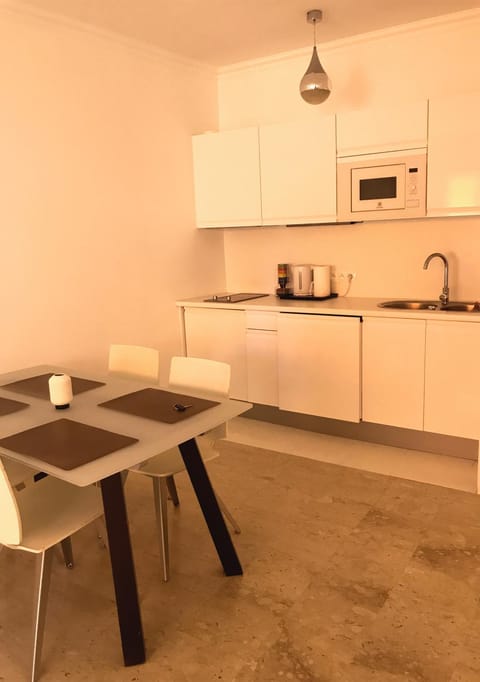 Coffee/tea facilities, Kitchen or kitchenette, Photo of the whole room, Seating area, On site