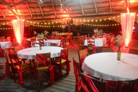 Restaurant/places to eat, Lounge or bar, Banquet/Function facilities