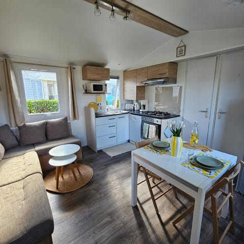 Kitchen or kitchenette, Living room, Dining area