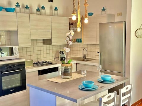 Coffee/tea facilities, Kitchen or kitchenette, microwave, oven, stove