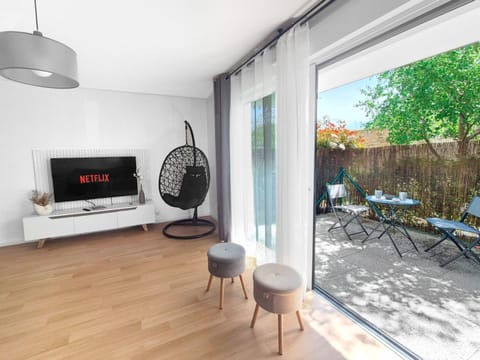 View (from property/room), Balcony/Terrace, Living room