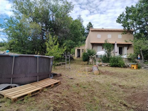 maison de 4000m2 House in Sault