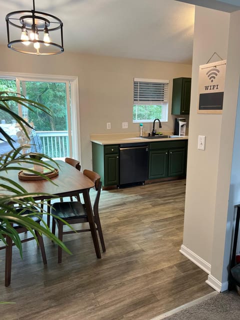 Charming 3 bedroom house with deck in awesome Elsmere House in Elsmere