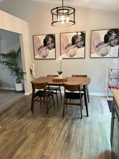 Charming 3 bedroom house with deck in awesome Elsmere House in Elsmere