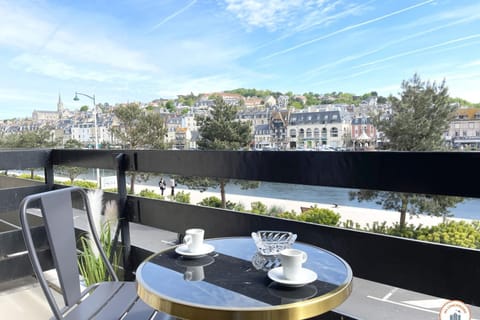 View (from property/room), Balcony/Terrace, City view