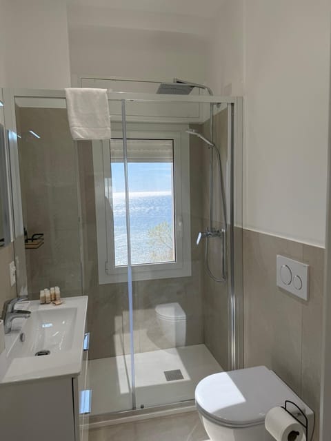 Shower, Toilet, Bathroom, towels