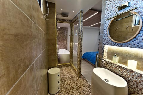 Shower, Toilet, Bed, Bathroom, Bedroom