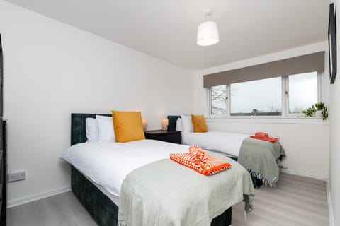 3 Bed House-Free Parking-6Beds House in Cumbernauld