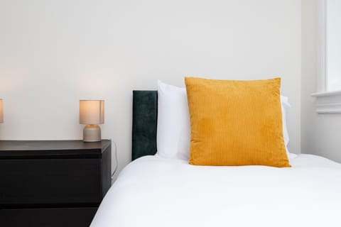 3 Bed House-Free Parking-6Beds House in Cumbernauld