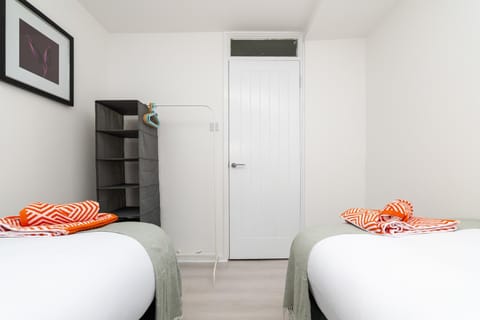 3 Bed House-Free Parking-6Beds House in Cumbernauld