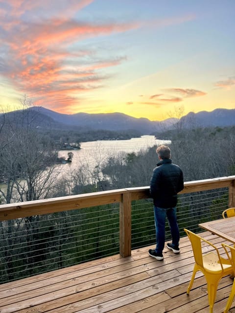 Nearby landmark, Natural landscape, View (from property/room), Balcony/Terrace, Lake view, Mountain view, Sunset, group of guests
