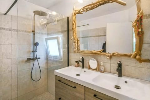 Beautiful villa 5 min from Valbonne with garden pool and jacuzzi Villa in Valbonne