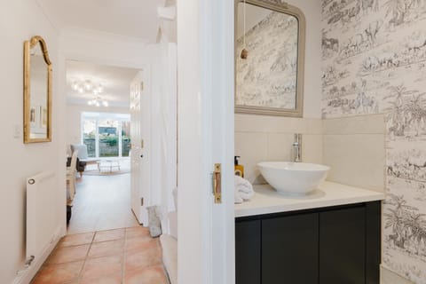 Stylish Retreat with Private Garden in Tetbury Apartment in Tetbury