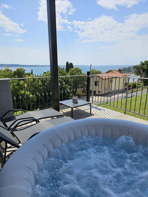 Hot Tub, Hot Tub, View (from property/room), Spa and wellness centre/facilities, Sea view