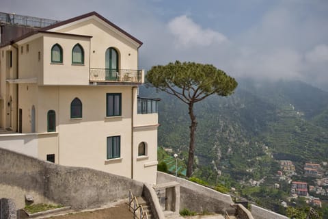 Facade/entrance, Balcony/Terrace