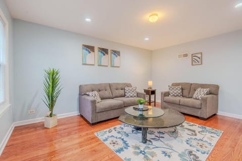 Cozy 3BR with Parking Easy Access Lake Shore Dr Apartment in Rogers Park
