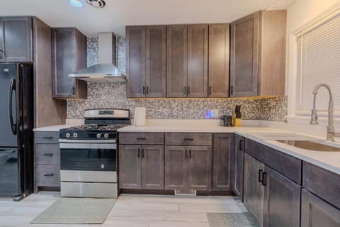 Cozy 3BR with Parking Easy Access Lake Shore Dr Apartment in Rogers Park