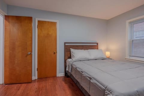 Cozy 3BR with Parking Easy Access Lake Shore Dr Apartment in Rogers Park