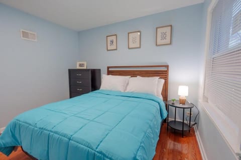 Cozy 3BR with Parking Easy Access Lake Shore Dr Apartment in Rogers Park