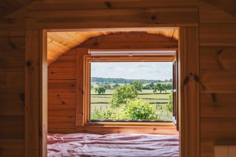 Tonneau en bois insolite au coeur du Charolais Nature lodge in Bourgogne-Franche-Comté
