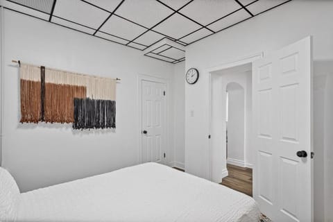 Chic 2BR Getaway Queen Beds Fast WiFi Apartment in Rogers Park