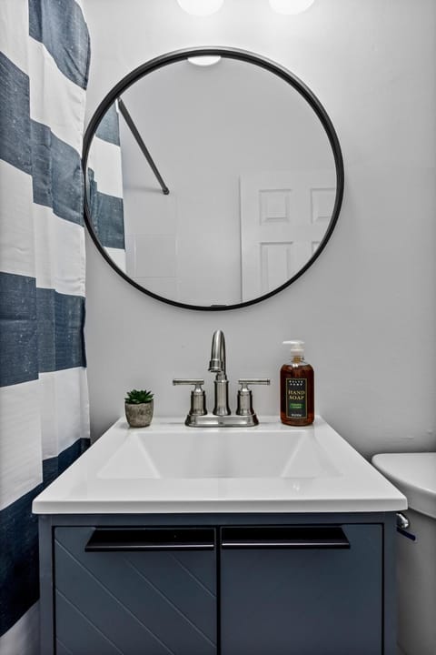 Chic 2BR Getaway Queen Beds Fast WiFi Apartment in Rogers Park