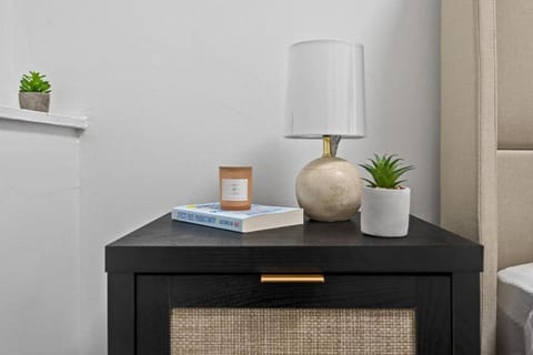 Chic 2BR Getaway Queen Beds Fast WiFi Apartment in Rogers Park