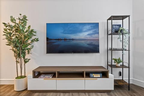 Chic 2BR Getaway Queen Beds Fast WiFi Apartment in Rogers Park