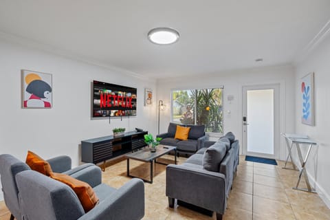 Communal lounge/ TV room, TV and multimedia, Living room, Seating area, Evening entertainment