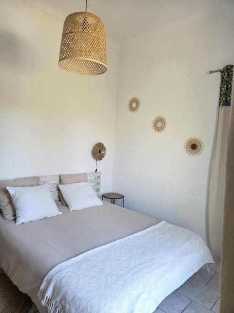 Bedroom, air conditioner