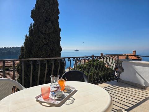 View (from property/room), Balcony/Terrace, Dining area, Sea view