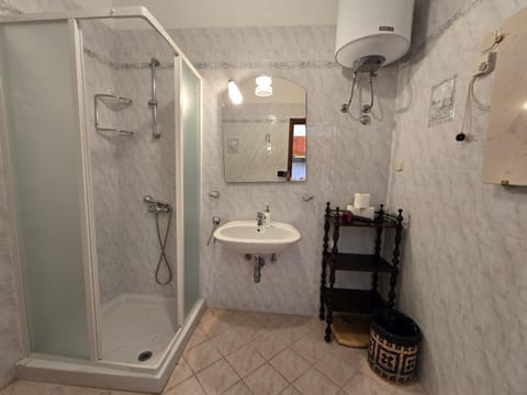 Shower, Toilet, Bathroom, bidet, towels