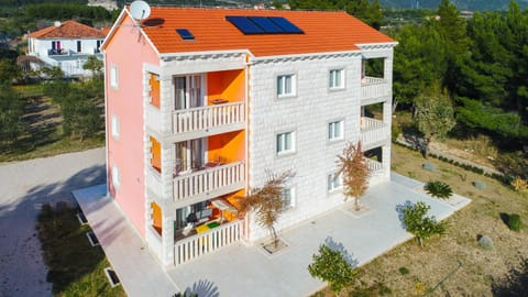 Facade/entrance, Bird's eye view