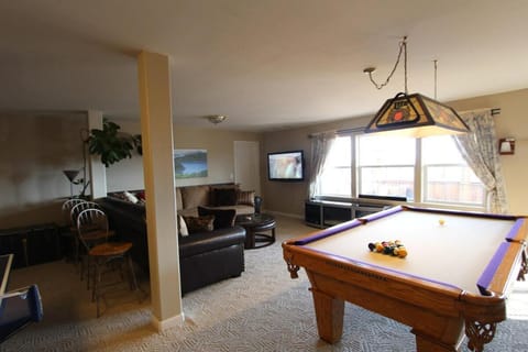 Communal lounge/ TV room, Billiard, Game Room, TV and multimedia, Living room, Seating area, Evening entertainment