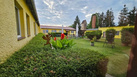 Property building, Patio, Spring, Day, Garden, Garden view