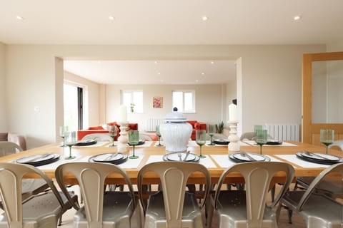 Kitchen or kitchenette, Living room, Food and drinks, Seating area, Dining area, Food