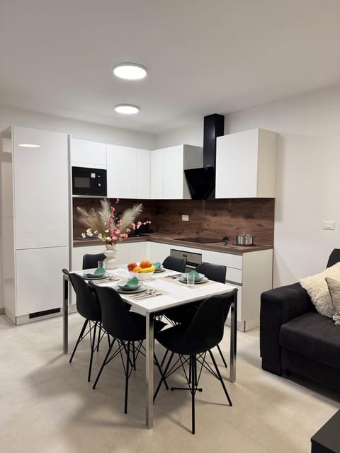 Kitchen or kitchenette, Living room, Seating area, Dining area