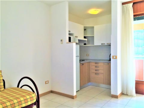 Kitchen or kitchenette, minibar, stove