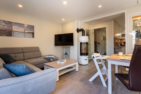 TV and multimedia, Living room, Seating area, fireplace