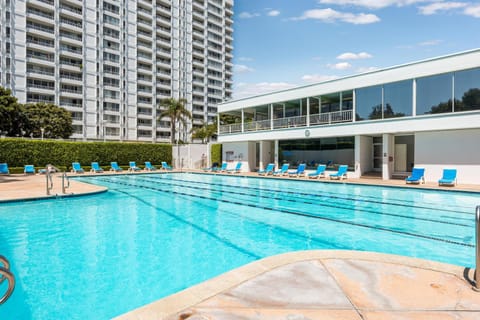 Property building, Day, Hot Tub, Pool view, Swimming pool